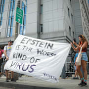 Protester under rättegången mot Jeffrey Epsteins medhjälpare Ghislaine Maxwell.