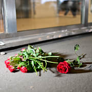 Rosor vid Selma Lagerlöfs torg i Göteborg efter att den kända rapparen C Gambino sköts  till döds i juni 2024.