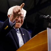 Bernie Sanders på scenen i Manchester i New Hampshire.
