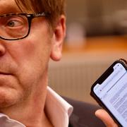 Guy Verhofstadt visar upp brevet som Boris Johnson skickat till EU på sin telefon. 