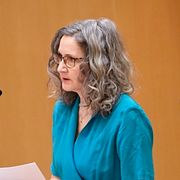 Ilona Szatmári Waldau (V).