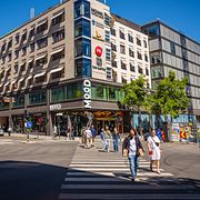Mood-gallerian i centrala Stockholm ligger i området där biltrafik skulle förbjudas. Men länsstyrelsen säger nu nej.