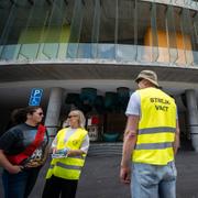 Strejkvakter utanför akutmottagningen på Skånes Universitetssjukhus den 7 juni.