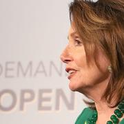 Representanthusets minoritetsledare Nancy Pelosi talade tillsammans med senatens majoritetsledare Chuck Schumer efter senatens omröstning om nätneutraliteten. 