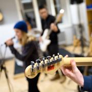 Elever på en kulturskola i Stockholm spelar musik. 