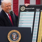 Trump meddelar att EU åker på hämndtullar om 20 procent.