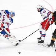 Matchen mellan Rangers och Vegas, Mika Zibanejad i mitten. 