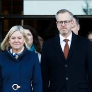 Statsminister Magdalena Andersson (S) och finansminister Mikael Damberg (S) på Riksplan innan promenaden till Slottet och skifteskonseljen.