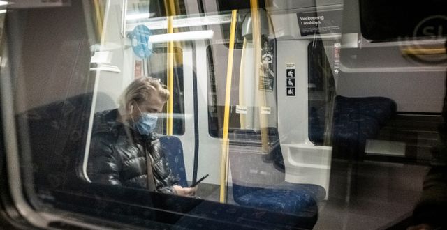 En man med munskydd i Stockholm tunnelbana. Magnus Hjalmarson Neideman/SvD/TT / TT NYHETSBYRÅN