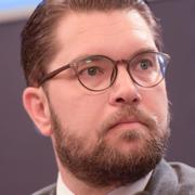 Arkivbild på Jimmie Åkesson, illustrationsbilder av konfettiregn och kalastårta.