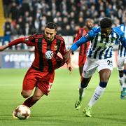 Östersunds Saman Ghoddos (tv) i kamp om bollen med Herthas Jordan Torunarigha.