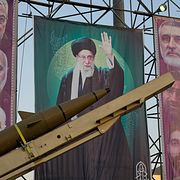 En robot framför ett porträtt på ayatollan Ali Khameini.