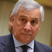 Antonio Tajani. Demonstration i Qatar.