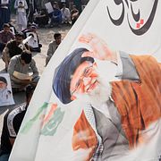 Personer i Pakistan demonstrerar mot mordet på Khamenei.