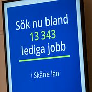 En skärm på arbetsförmdelingen visar antalet lediga jobb just nu. Arkivbild.