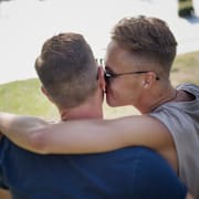 Ett manligt homosexuellt par. Illustrationsbild.