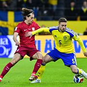 STOCKHOLM, SVERIGE 20260331
Polens Jakub Kamiński och Sveriges Gabriel Gudmundsson under tisdagens fotbollsmatch VM-kval playoff-final mellan Sverige och Polen på Strawberry Arena.
Foto: Jonas Ekströmer / TT / Kod 10030