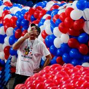 Ballonger som ska släppas ned över konventdeltagarna hissas upp i arenan Fiserv Forum i Milwaukee.