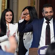 Kash Patel och (i vit klänning) flickvännen Alexis Wilkins.