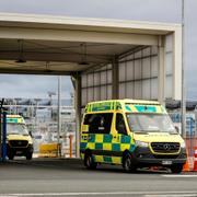 Ambulanser lämnar flygplatsen i Auckland efter nattens incident.