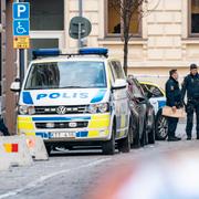 Polisen på plats utanför NTI-gymnasiet i centrala Kristianstad på måndagen.