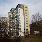 Höghus med inglasade balkonger.