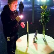 Utanför Göingeskolan i Broby i norra Skåne tänds ljus, sedan en 15-årig pojke avlidit sedan han knivskurits av en annan elev, en 14-åring, vid lunchtid i dag. 14-åringen har omhändertagits av polis.