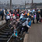 Flyktingar tågstation Lviv