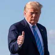 Donald Trump gör tummen upp. Arkivbild från 2020. 