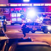 Polis på plats i Gubbängen i södra Stockholm där någonting har exploderat vid en port till ett flerfamiljshus på tisdagskvällen.