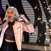 Rebecka Karlsson uppträder under semifinalen i ”Idol” i TV4 2 december.