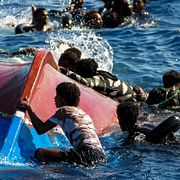 Arkivbild. Migranter från Syrien och Libyen ropar efter hjälp under en räddningsinsats i Medelhavet i augusti 2022.