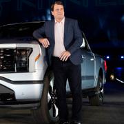 Ford-chefen Jim Farley med en F-150 Lightning.