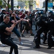 Demonstranter och polis drabbar samman på Alexanderplatz i Berlin.