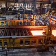 SSAB i Oxelösund har tillsammans med LKAB och Vattenfall nu producerat det första fossilfria stålet. Här ser vi vallsverket i Oxelösund köra för fullt. 