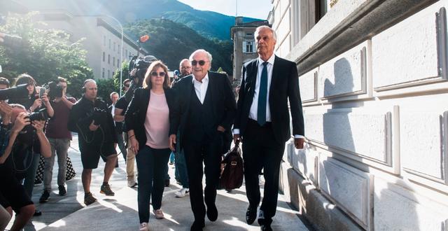 Sepp Blatter på väg till domstolen.  Alessandro Crinari / AP