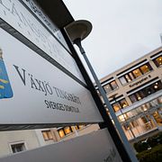 Skylten utanför tingsrätten i Växjö. 