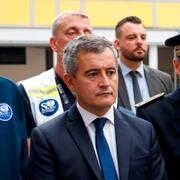 Inrikesminister Gérald Darmanin (i blå slips i mitten) besökte den drabbade skolan i Arras tillsammans med president Emmanuel Macron på fredagen. 