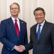 Scott Bessent med Kinas vicepremiärminister He Lifeng i Schweiz i maj i år.