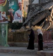 Två kvinnor i staden Raqqa år 2019. Kvinnorna står på torget Naim där IS genomförde avrättningar under åren som terrorgruppen kontrollerade staden.