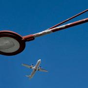 Ett flygplan lyfter från Bromma flygplats mot klarblå himmel. Illustrationsbild.