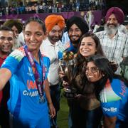 Indiens lagkapten Harmanpreet Kaur tar en selfie med sin familj efter segern mot Sydafrika.