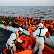 Båt med migranter på Medelhavet.