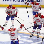Montreal-spelare jublar efter det matchavgörande målet.