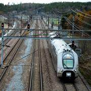 Tåg, spår, växlar och tågspår på stambanan vid Järna söder om Stockholm.