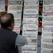 Ett tidningsstånd i Pakistan på torsdagen.