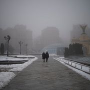 Ett tomt och nedsläckt Kyiv.  Felipe Dana / AP