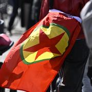 PKK-flagga under demonstration. 