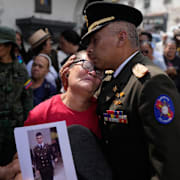 En militär tröstar Ramona Palma, mor till den venezuelanske soldaten Cesar Garcia, som dödades i en amerikansk räd där president Nicolás Maduro tillfångatogs.