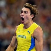 Armand Duplantis efter världsrekordet på 6,25 meter.